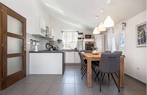 Hreljin Apartment | Guest house Gaj B4 in Hreljin with gym and barbecue