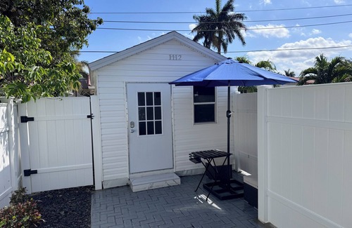 Hallandale Beach Cabin | Guest House Room in pleasant Hallandale Beach with AC, WiFi and Private Entrance