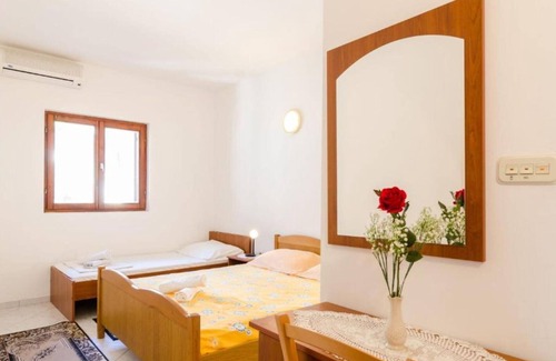 Sobra House | Guest House Sobra 38 - Double Room with Balcony and External Bathroom 5