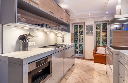 Bergedorf House | Guest House 'Traumhaus' with Private Terrace, Wi-Fi and Air Conditioning