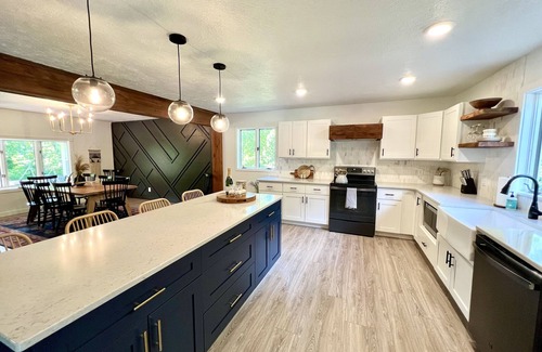 Mountain Home House | Guest House w/Pool and Hot Tub! 10min away from Lake Norfork!