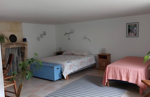 Saint-Romain-de-Benet Bed & Breakfast | Guest Room Les Capucines – Comfort and Authenticity in Saint-Romain-de-Benet