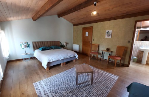 Saint-Romain-de-Benet Bed & Breakfast | Guest Room Les Capucines – Comfort and Authenticity in Saint-Romain-de-Benet
