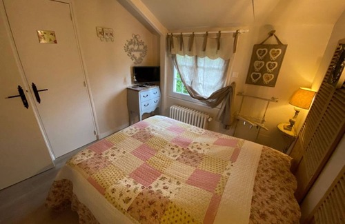 Suzay Bed & Breakfast | Guest Room 'Chic Et Charme' with Pool, Breakfast, Shared Garden and Wi-Fi