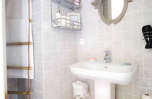 Suzay Bed & Breakfast | Guest Room 'Chic Et Charme' with Pool, Breakfast, Shared Garden and Wi-Fi