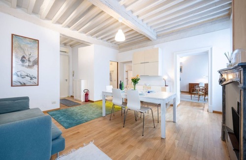 Parma City Centre Apartment | GuestHost- Elegant & Bright Flat in Parma Center