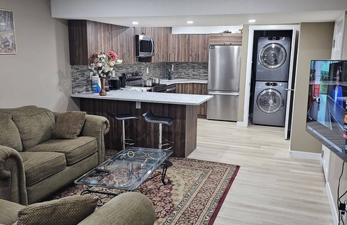 Airdrie Apartment | Guesthouse in Airdrie-South West