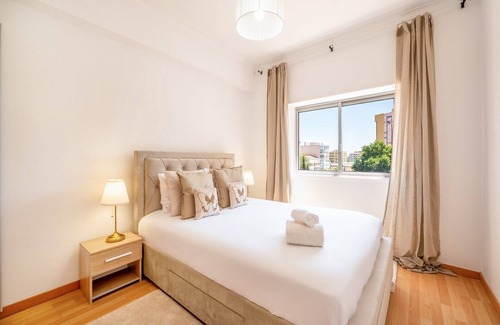 Seixal Apartment | GuestReady - Art-Noveau Minimalism in Amora