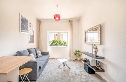 Seixal Apartment | GuestReady - Art-Noveau Minimalism in Amora