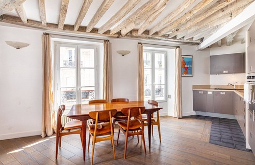 Quartier de Rochechouart Apartment | GuestReady - Beamed mystic near Blvd de Clichy