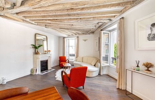 Quartier de Rochechouart Apartment | GuestReady - Beamed mystic near Blvd de Clichy