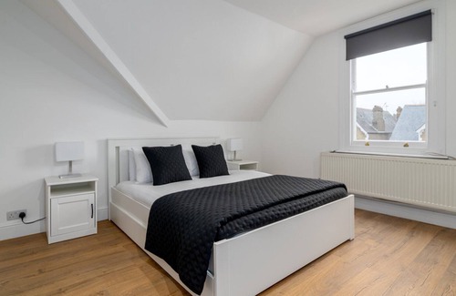 Turnham Green Apartment | GuestReady - Contemporary Chic in Chiswick