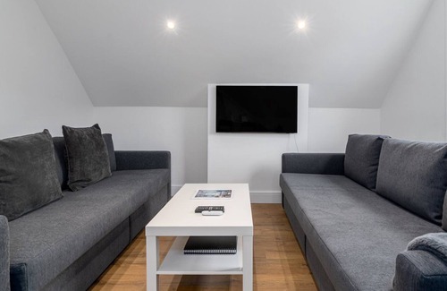 Turnham Green Apartment | GuestReady - Contemporary Chic in Chiswick