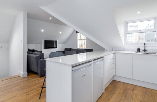 Turnham Green Apartment | GuestReady - Contemporary Chic in Chiswick