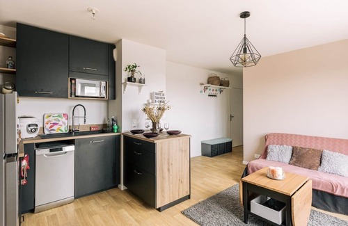 Villepinte Apartment | GuestReady - Cozy 2BR Apartment w/ Balcony near Vert Galant Station