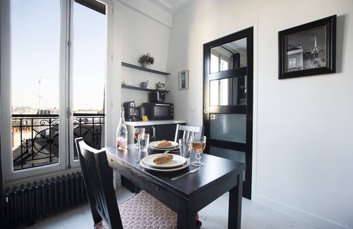 Les Iles Apartment | GuestReady - Cozy and Bright with Notre Dame View