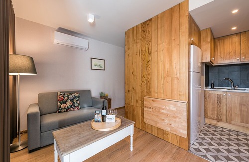 Bonfim Hotel | Guestready Crayon Walls 3rd