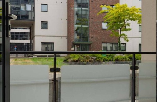City Centre Dublin Apartment | GuestReady - Modern Docklands retreat in Dublin