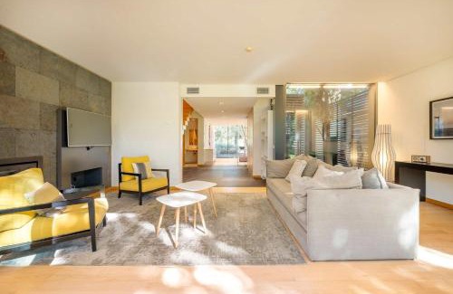 Carvalhal House | GuestReady - Paradisiac Villa in Tróia