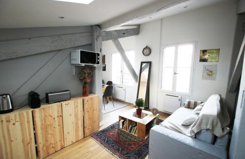 Hotel de Ville - Quinconces Apartment | GuestReady - Sunny Attic Apt Near Grand Théâtre