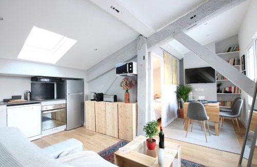 Hotel de Ville - Quinconces Apartment | GuestReady - Sunny Attic Apt Near Grand Théâtre