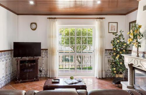 Charneca de Caparica e Sobreda House | GuestReady - Superb house with a garden & patio
