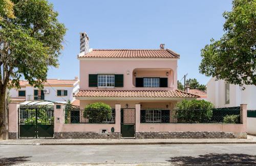 Charneca de Caparica e Sobreda House | GuestReady - Superb house with a garden & patio