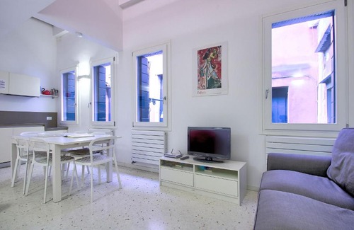 Dorsoduro Apartment | GUGGENHEIM museum, cool, 6pax,wifi, aircnd