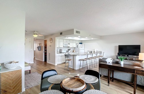 Indian Shores Condo | ★Gulf Coast 107★ Steps to the Beach! Clean, Spacious Condo - Pool & Beach Gear