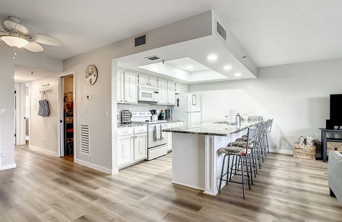 Indian Shores Condo | ★Gulf Coast 107★ Steps to the Beach! Clean, Spacious Condo - Pool & Beach Gear