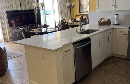 Destin Condo | GULF FRONT. AMAZING VIEWS! 3 Pools! ON THE BEACH! Tiki BarnLOCATION