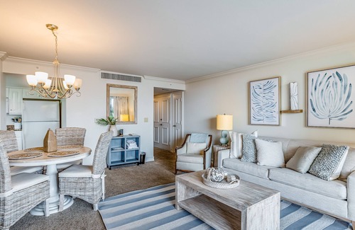 Marco Island Condo | Gulf-front condo with a pool, a hot tub, central AC, & on-site restaurants