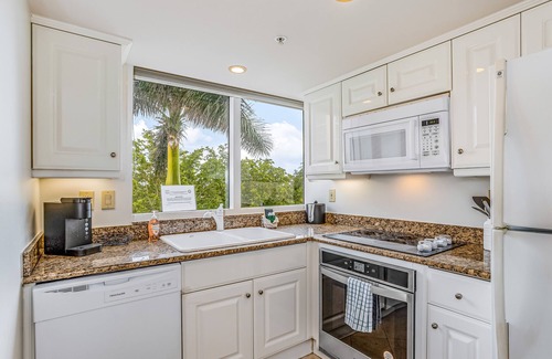 Marco Island Condo | Gulf-front condo with a pool, a hot tub, central AC, & on-site restaurants