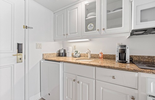 Marco Island Condo | Gulf-front condo with pool, hot tub, central AC, view & on-site restaurants