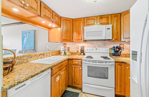 Ono Island Condo | Gulf-front getaway with a pool, free WiFi, washer/dryer, & central AC
