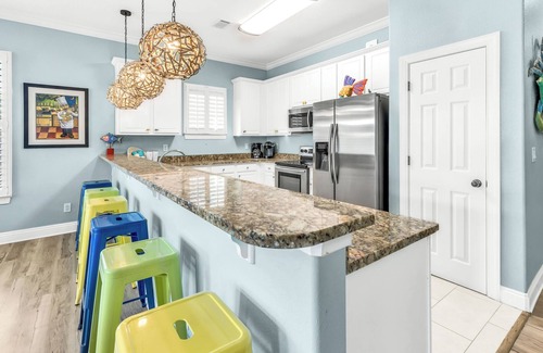 Gulf Place Condo | Gulf Place 1B - Stylish condo, pool, tennis, deeded beach access!