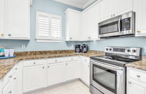 Gulf Place Condo | Gulf Place 1B - Stylish condo, pool, tennis, deeded beach access!