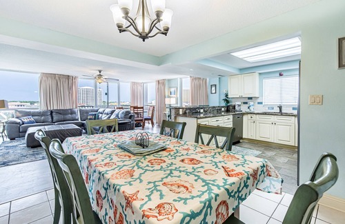 Holiday Isle Condo | 🌊Gulf VIEWS~Pool+Sauna+Tennis~Steps 2 Beach~3BR Shoreline Towers 3061