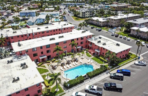 St. Pete Beach Condo | ✨ Gulf Winds Upgraded Condo — Beautiful Remodel with Queen Bed Near the Beach