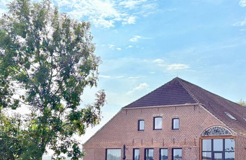 Altfunnixsiel Apartment | Gulfhof Funnixerhörn een - Stylish vacation farm with garden and wide open spaces