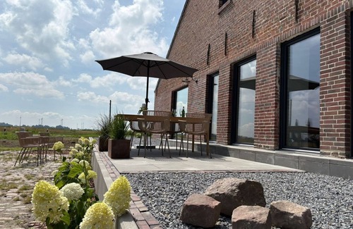 Altfunnixsiel Apartment | Gulfhof Funnixerhörn een - Stylish vacation farm with garden and wide open spaces