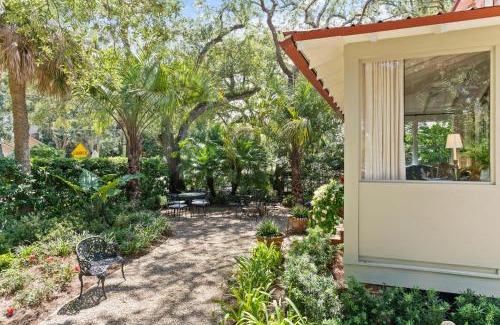 Saint Simons Island House | Gull Cottage and Guest House - 757 Ocean Blvd