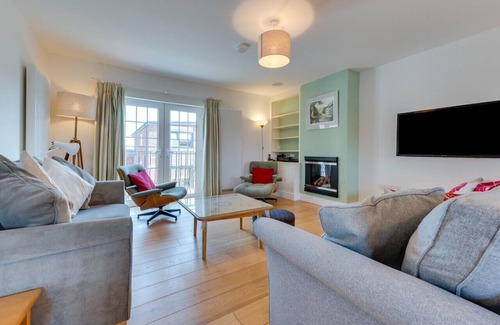 Aldeburgh House | Gun Lodge - Three Bedroom House, Sleeps 6