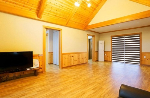 Naesan-ri House | Gurye Sansuyu Kkotdamgil Pension