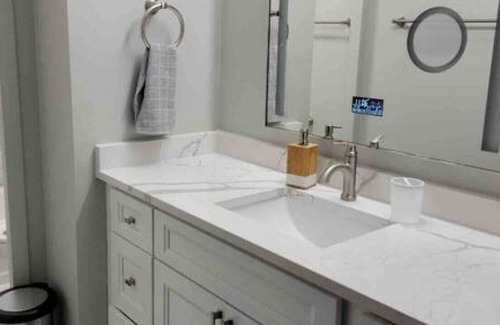 Rockford Apartment | GYM, Pool, Free Parking, High speed internet