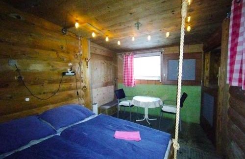 Fahrni House | Hängebett im Stall