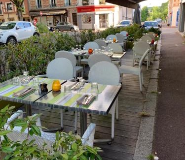 Le Vesinet Hotel | HÔTEL DES 3 MARCHES- Logis Hôtel Restaurant