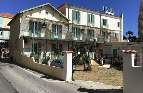 Le Lavandou Hotel | Hôtel L'ÎLOT FLEURI