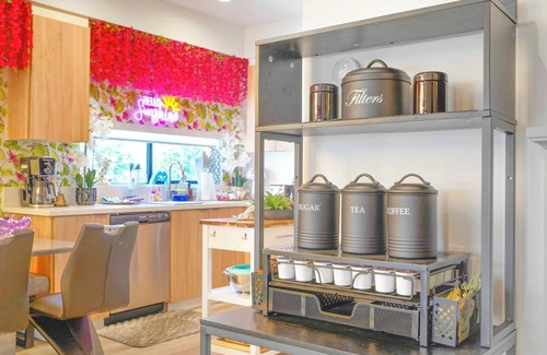 North Hollywood House | H. Fab 5BD/4.5BA NoHo Escape: Close to Universal, Games, Deck, Free Parking!