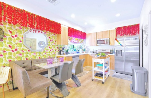 North Hollywood House | H. Fab 5BD/4.5BA NoHo Escape: Close to Universal, Games, Deck, Free Parking!